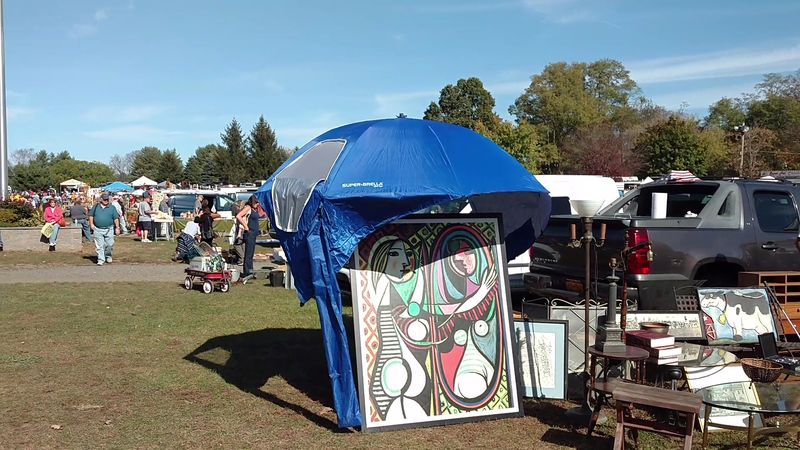 A Market With Screen Time