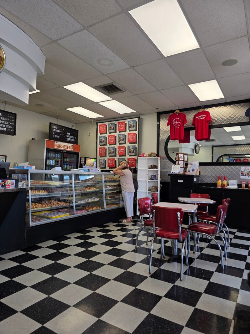 Fox's Donut Den