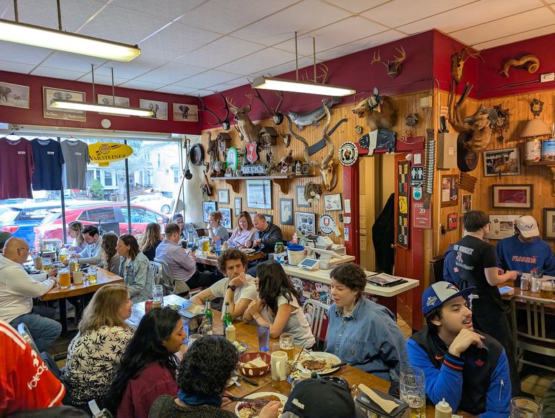 Communal Tables Turn Lunch Into Conversation