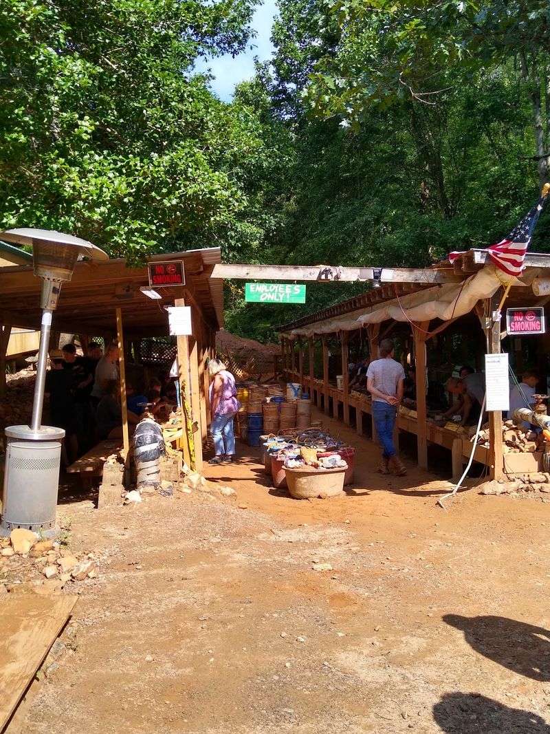 The Lapidary Shop That Turns Rocks Into Jewelry