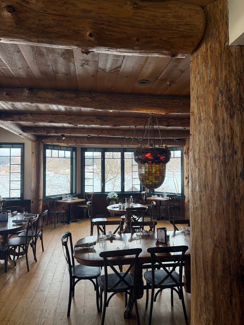 Lakehouse Grille