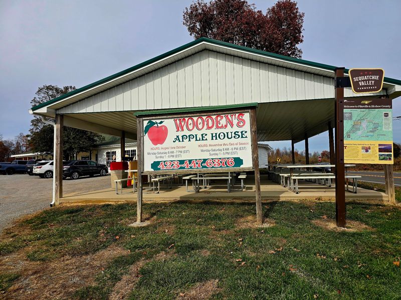 Oren Wooden's Apple House, Pikeville, TN