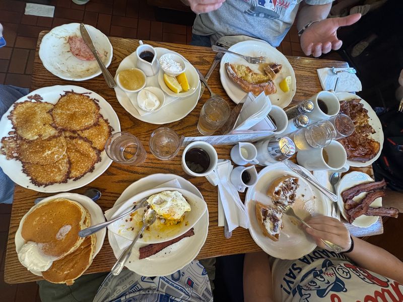 A Green Bay Road Breakfast Room With a Long Memory