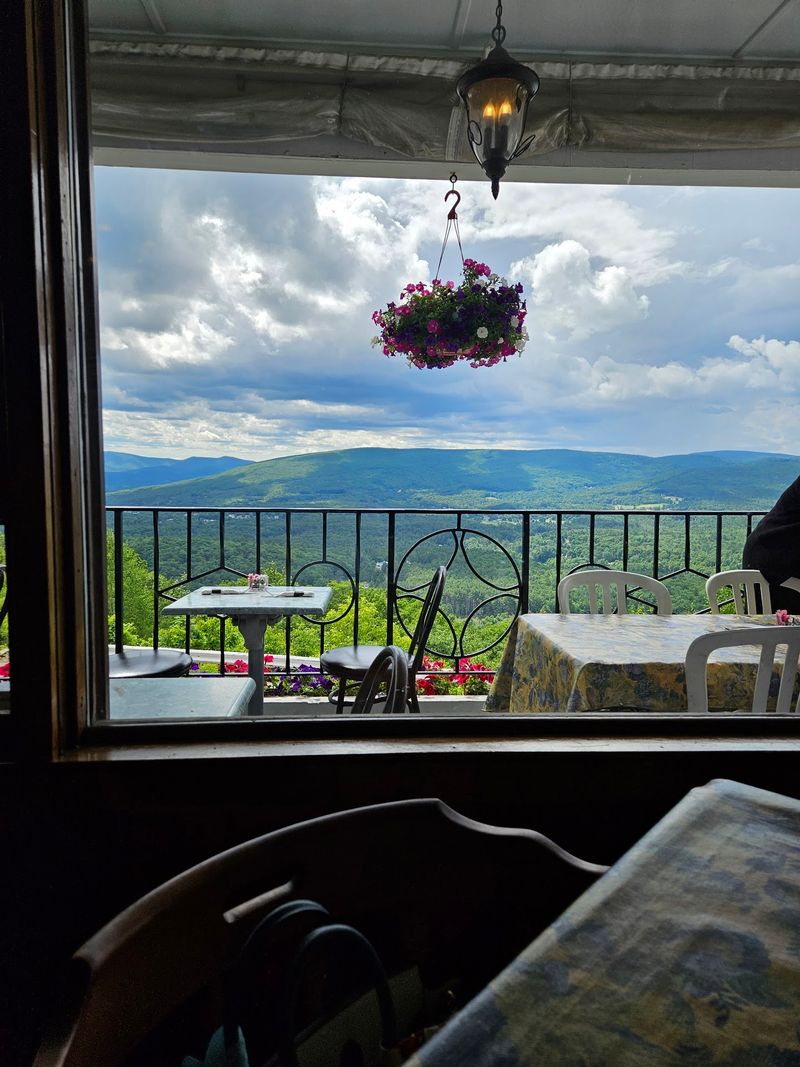 Rustic Rooms With Balcony Seats