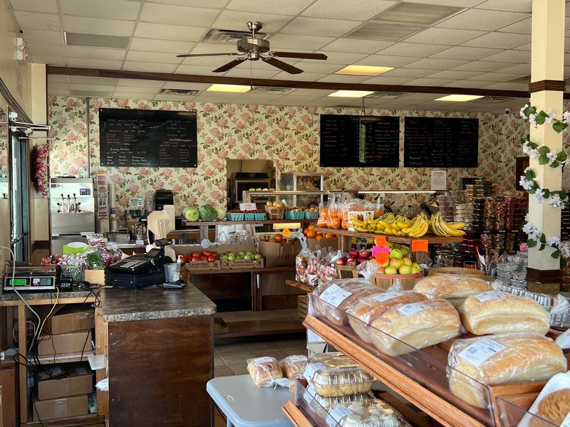 Walnut Leaf Country Market
