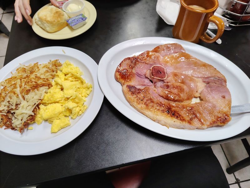 A Plate That Tastes Like Home Cooking
