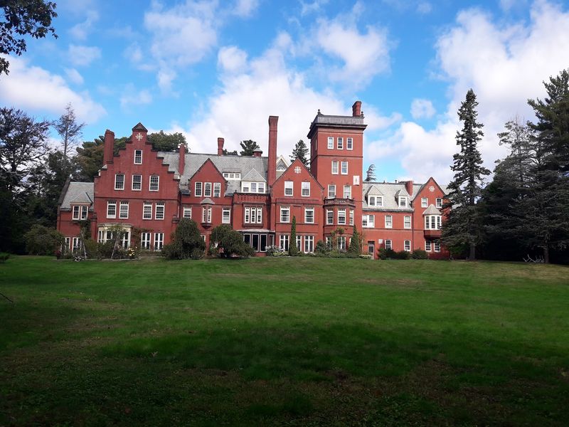 A Peaceful Hilltop Minutes From Boston