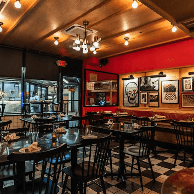A Pizzeria Where Commuters Become Regulars