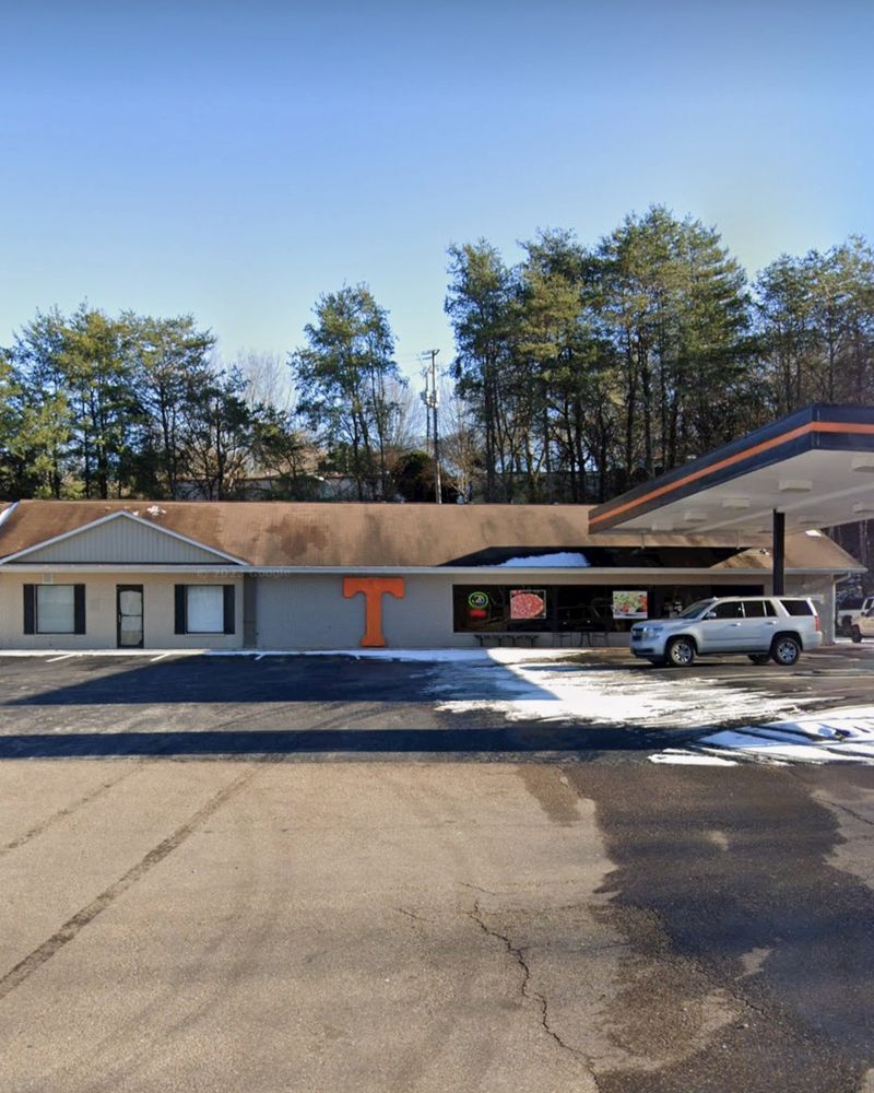 This Small-Town Pizzeria Draws Hungry Travelers Off The Main Route