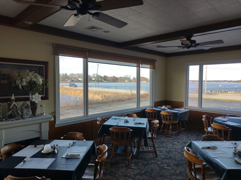 A Lakeside Dining Room That Kept Its Original Charm