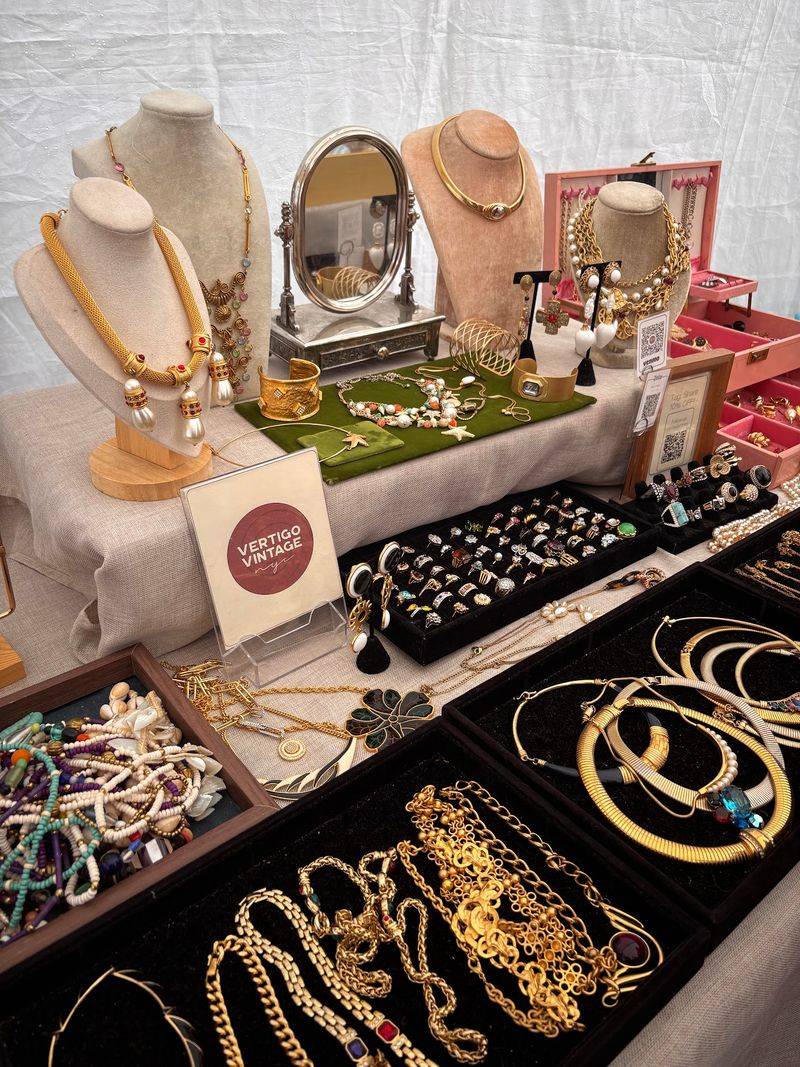 Jewelry Tables That Sparkle Loud
