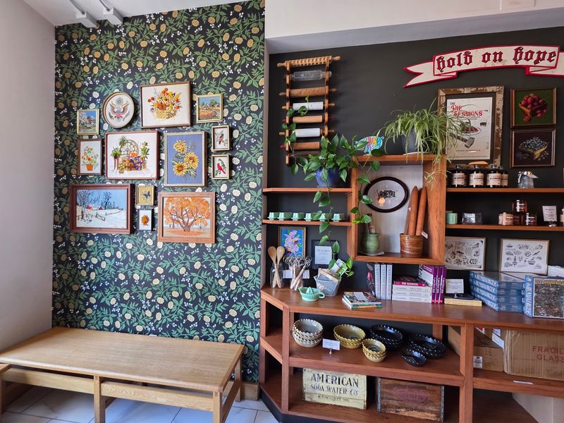 A Cozy Bay View Spot With Real Diner Charm