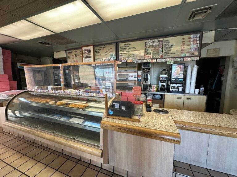 This Family-Run Nevada Donut Shop Opens At 3:30 AM And Closes When It Sells Out
