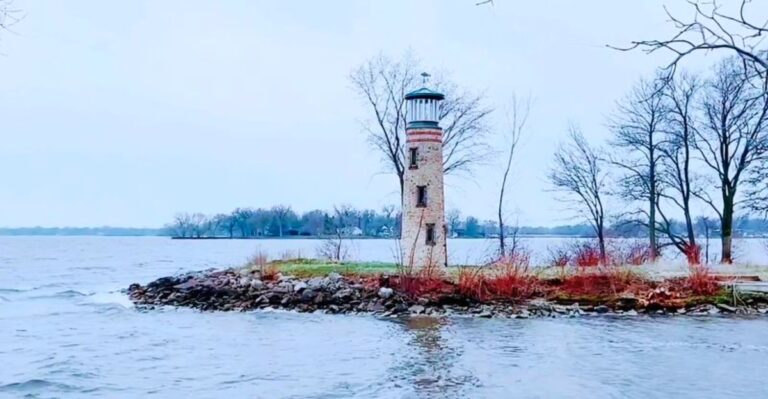 This Scenic Wisconsin Lighthouse Is Perfect For A Quiet Afternoon Getaway