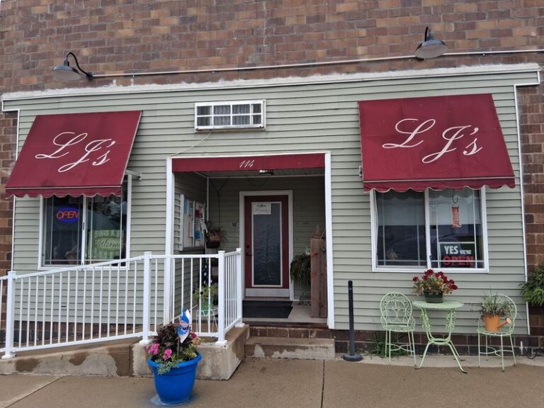 6 Illinois Small-Town Diners Bake Their Own Pies And Sell Them By The Slice