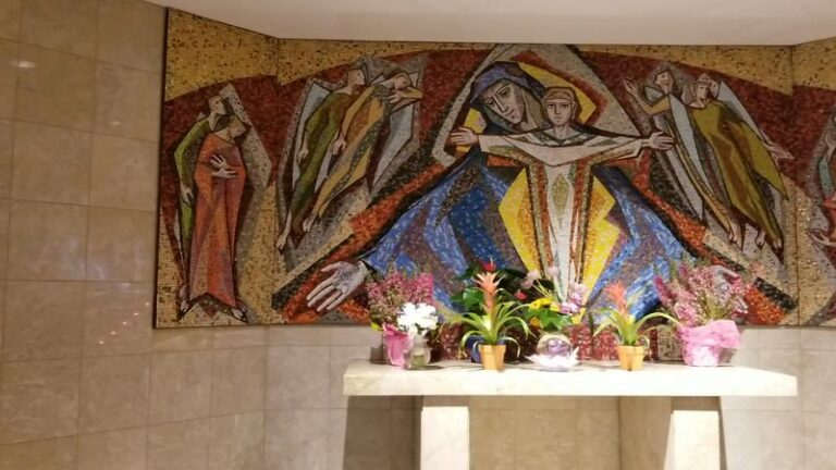 This 1963 Nevada Cathedral Hides Glowing Stained Glass Behind Plain Concrete Walls