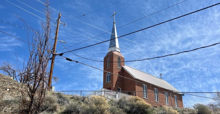 This Gorgeous Nevada Town Looks So Much Like A Holiday Movie Set That Families Keep Driving Back