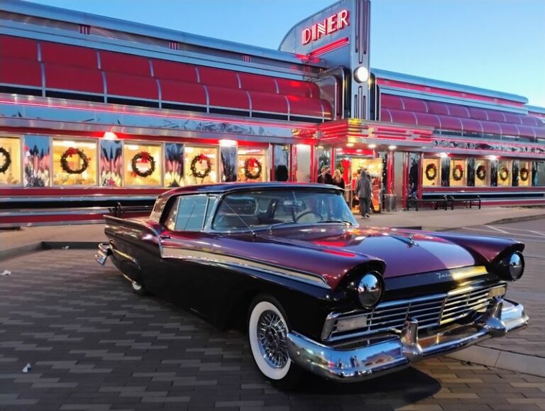 This Tennessee Diner Seats Families Inside Classic Cars While The Jukebox Plays Fifties Hits