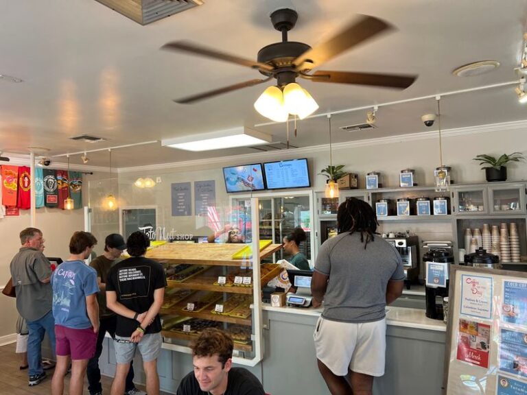 This Little Mississippi Donut Shop Still Fries $1.50 Potato-Flour Donuts From A Family Recipe Dating To 1960