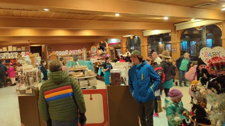 Kids Watch Taffy Get Pulled At This Tennessee Candy Kitchen, Then Fill A Box With Their Favorite Flavors