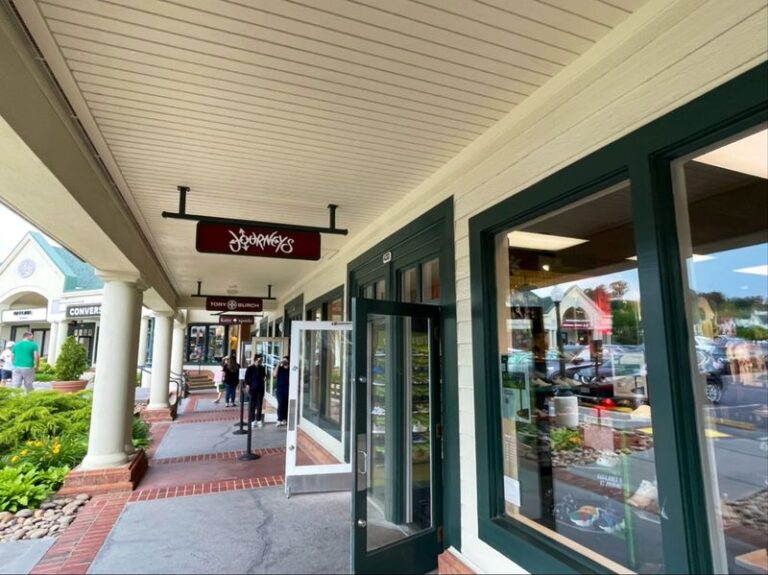 This Tennessee Outlet Mall Runs So Long Families Plan A Whole Day Around One Stretch Of It