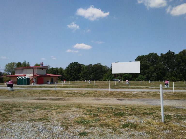 This Old-School Tennessee Drive-In Still Shows Two New Movies For $10 A Person