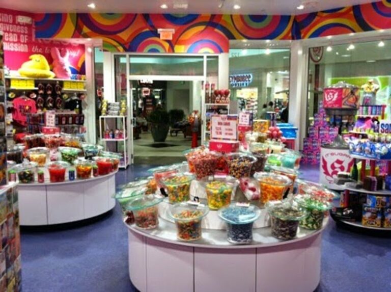 This Tennessee Candy Shop Hands You An Empty Bag And Charges By The Pound