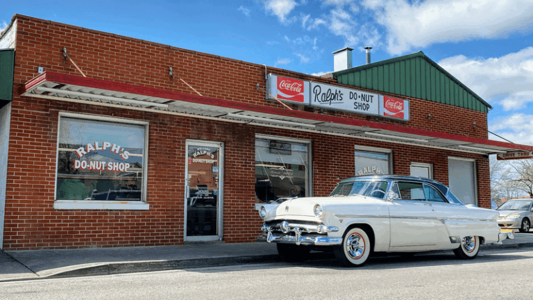 Three Generations Of Tennessee Families Line Up At This Donut Shop That Opened Back In 1962