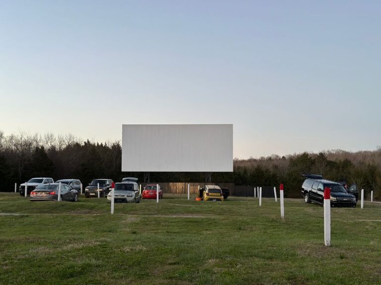 Your Whole Carload Watches Two Movies For One Price At This Tennessee Drive-In
