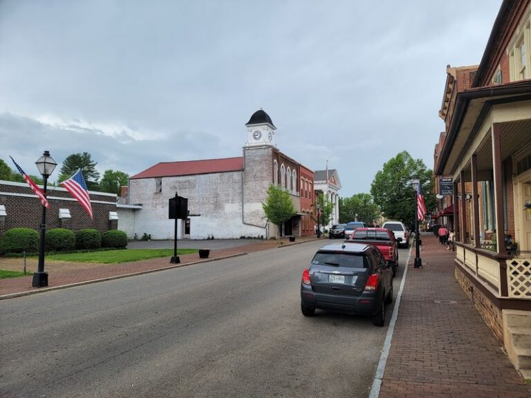 The Quiet Tennessee Town Where A Whole Saturday Fits On One Walkable Main Street