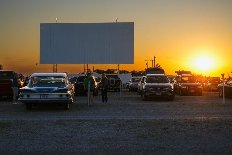 7 Illinois Drive-In Theaters Where Families Watch Double Features From The Back Of The Car