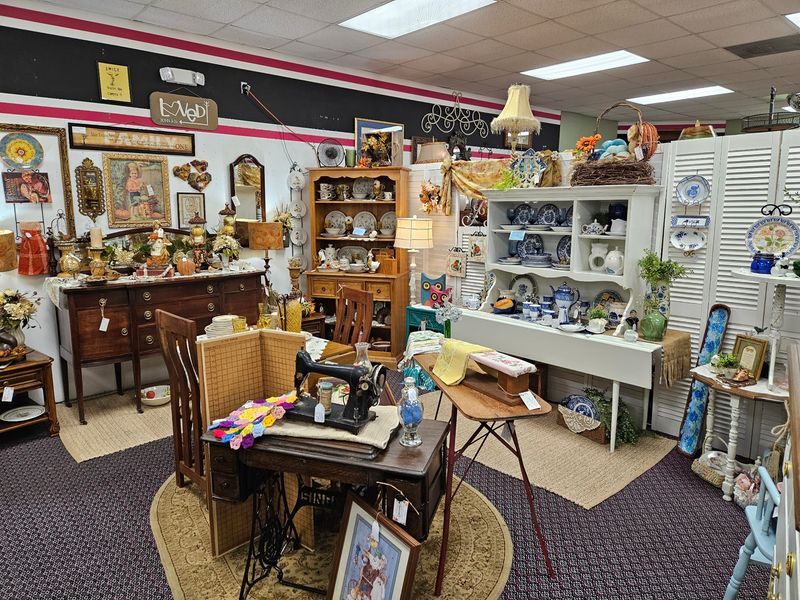Smiling Goat Flea Market & Antiques