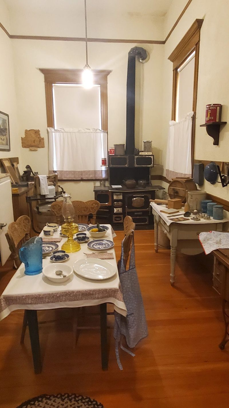 Pioneer Life And A Hollywood Moment Share The Same Walls