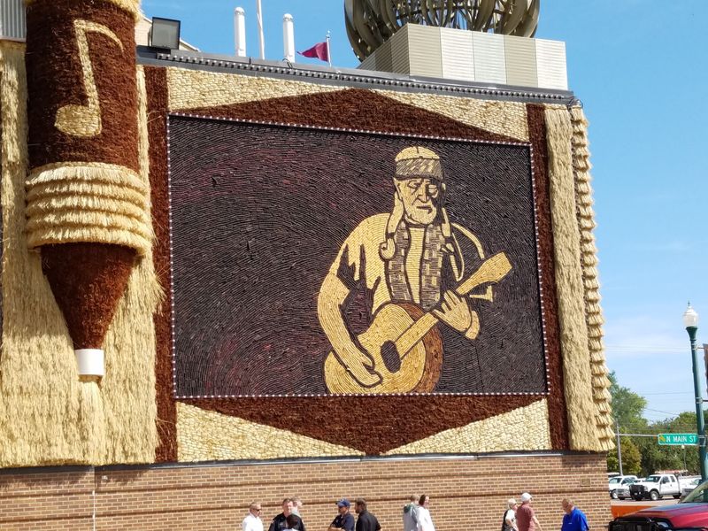 Murals That Swap Themes Like Seasons