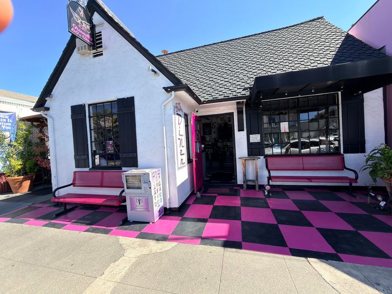 Black, White, And Pink Keep The Retro Mood Rolling