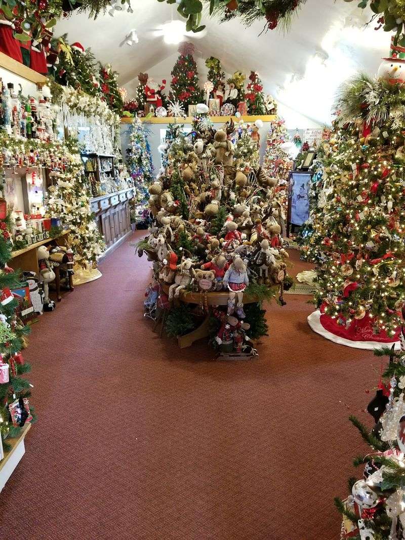 Mistletoe Holiday House