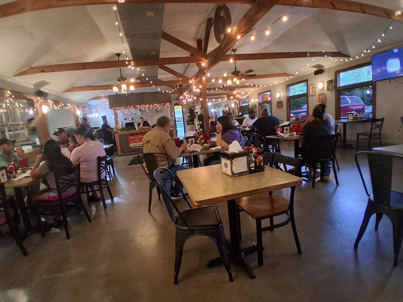 Small-Town Warmth Inside the Dining Room