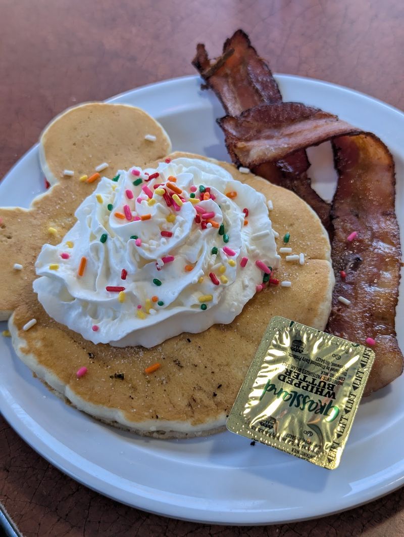 Thick, Fluffy Pancakes Are The Real Celebrities Here