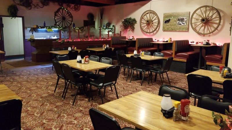 A Roomy Dining Space Makes Supper Feel Easy