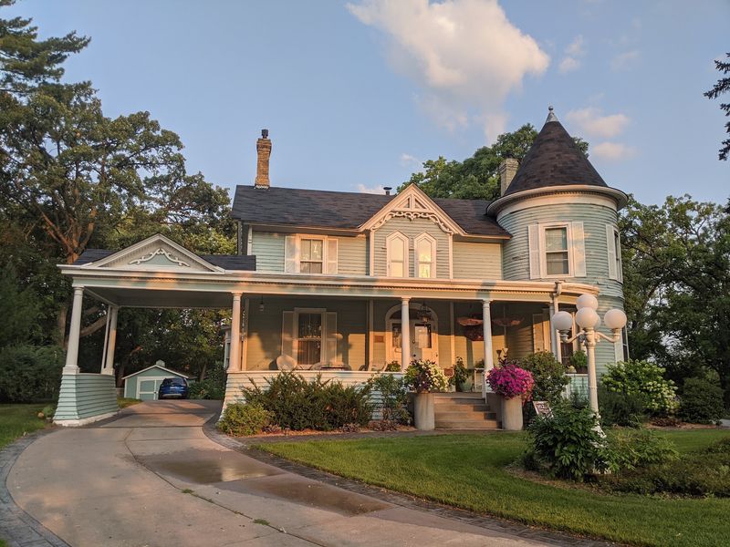 House Decorating That Turns Yards Into Stages