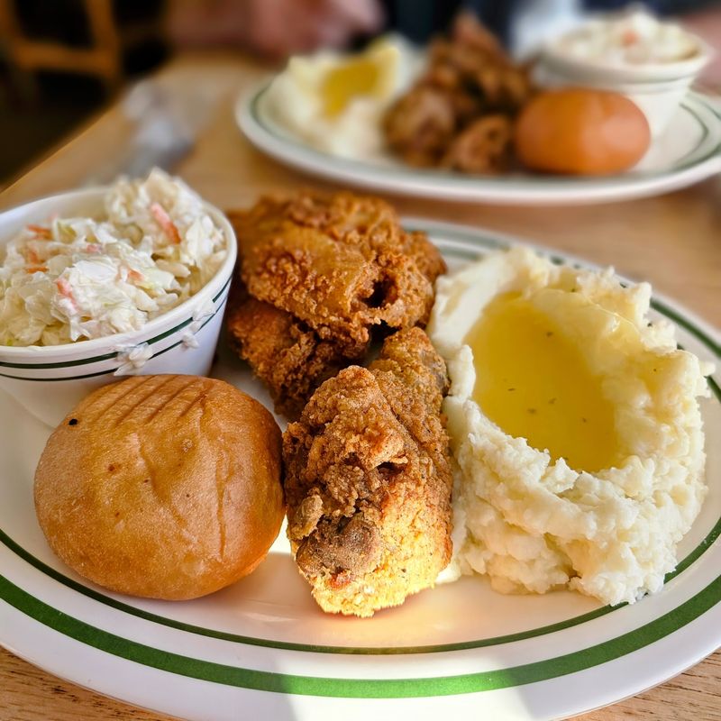Mashed Potatoes And Gravy Deserve Their Own Fan Club