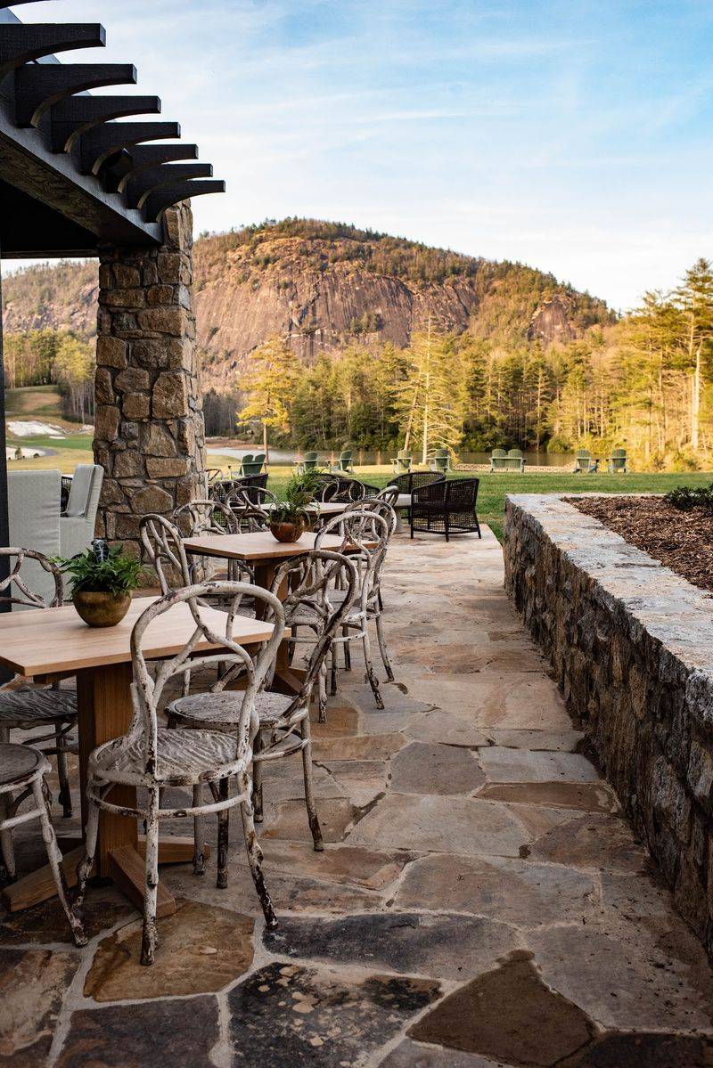 Casual Meals With A Lake View Keep Everyone Happy