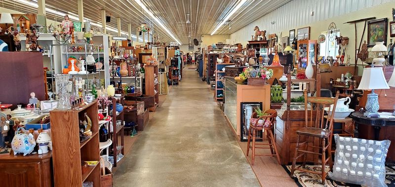 Antique World & Flea Market - Clarence