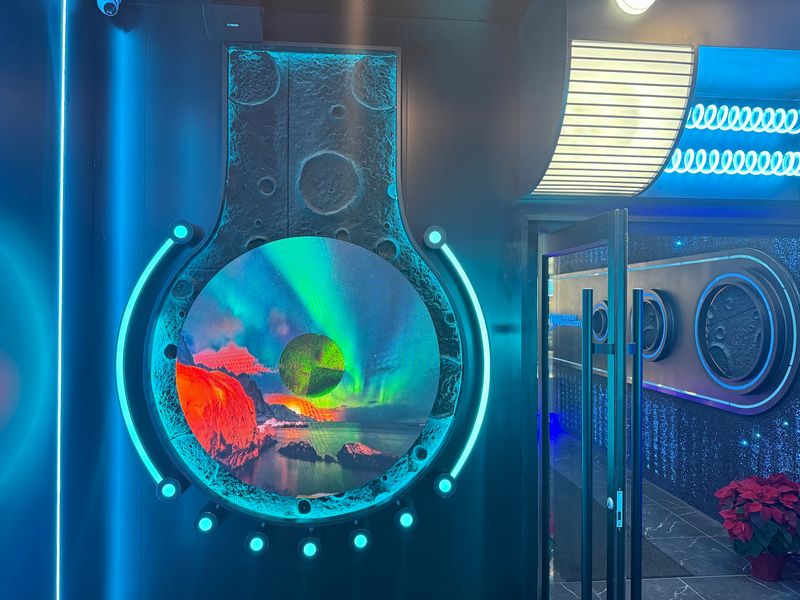 Jellyfish Lights Make Dinner Feel Like An Ocean Adventure