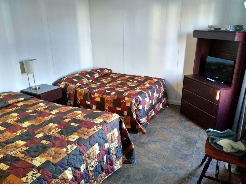 Simple Trailer Rooms For A Budget Night Under Desert Skies