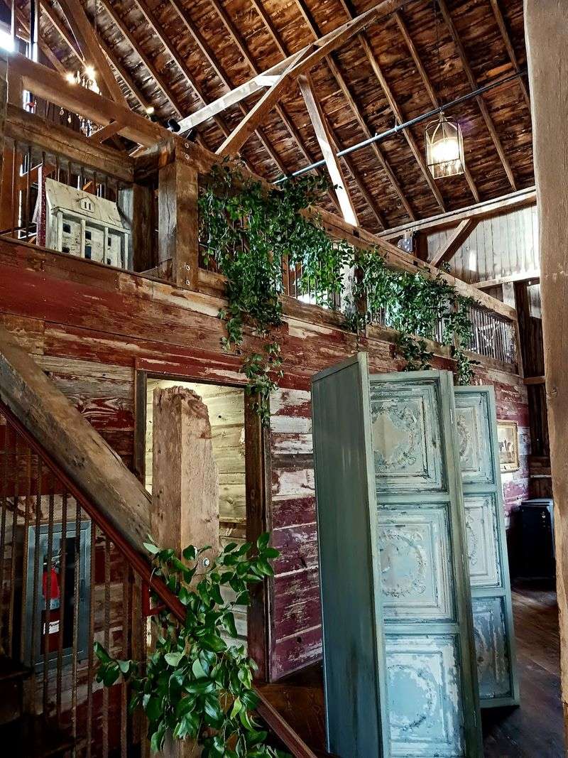 Rustic Details And Vintage Decor In Every Corner
