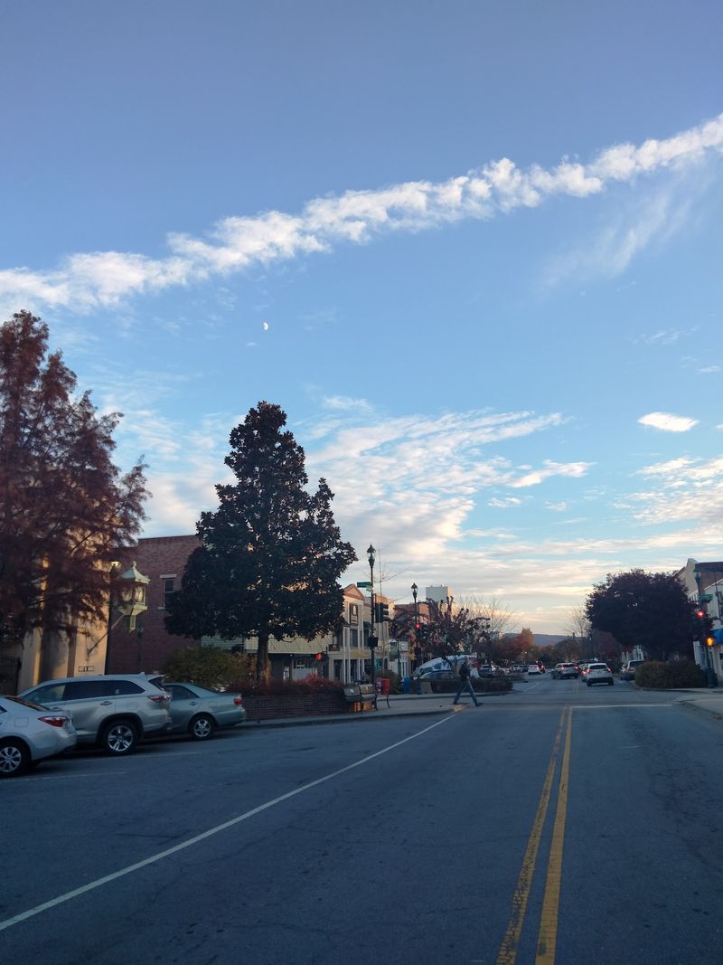 Stake Out A Curb Early For The King Apple Parade