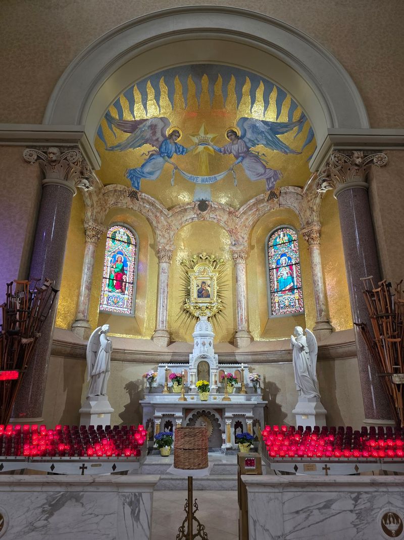 Munich Glass Makes The Shrine Chapel Glow