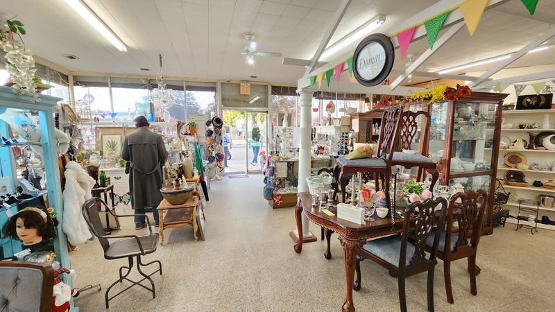 Antique Maison LLC