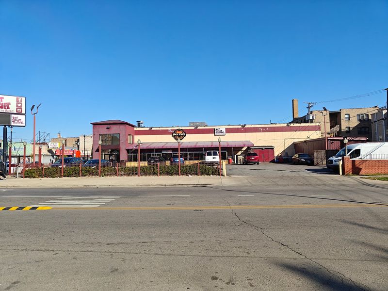 A Cheery South Side Counter Built Around Oversized Donuts